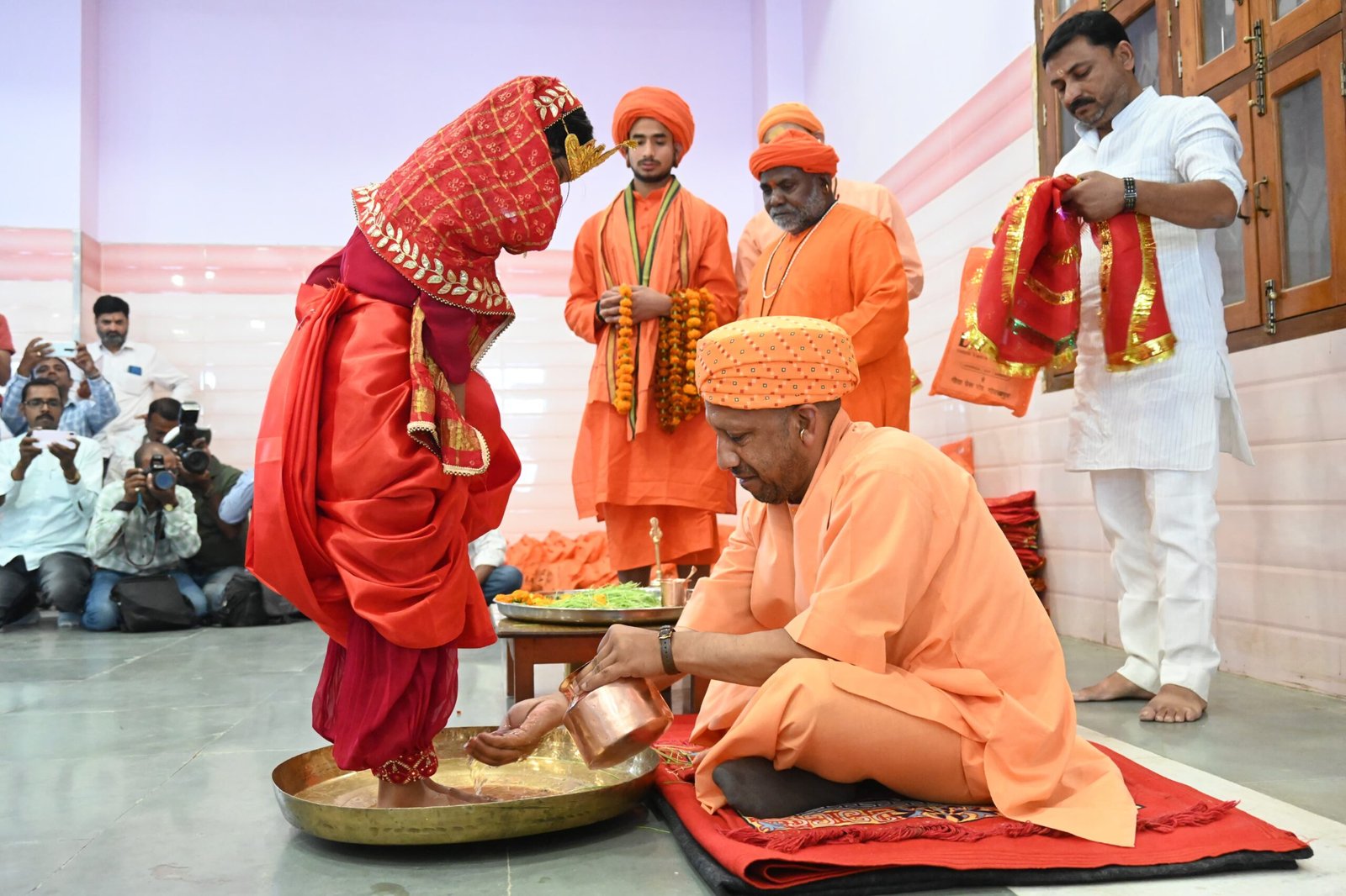चैत्र नवरात्र की नवमी तिथि पर नौ दुर्गा स्वरूपा कुंवारी कन्याओं के पांव पखारे सीएम योगी ने