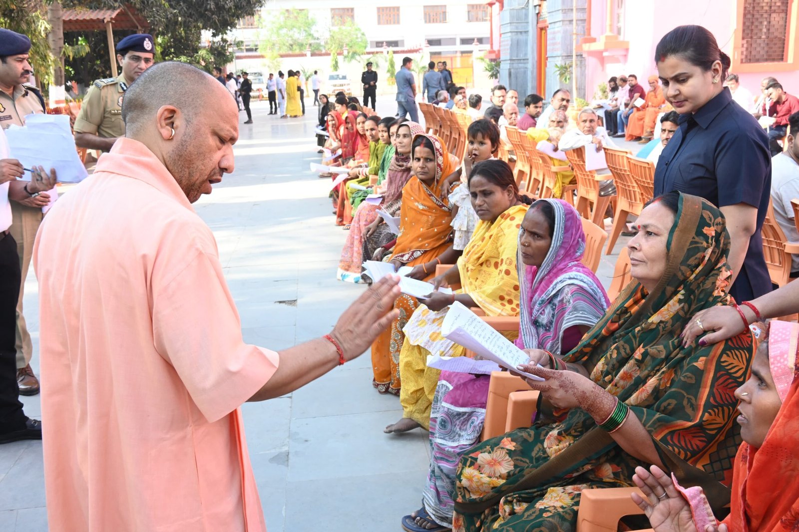 किसी को चिंता करने की जरूरत नहीं, हर समस्या का कराएंगे प्रभावी निस्तारण : सीएम योगी