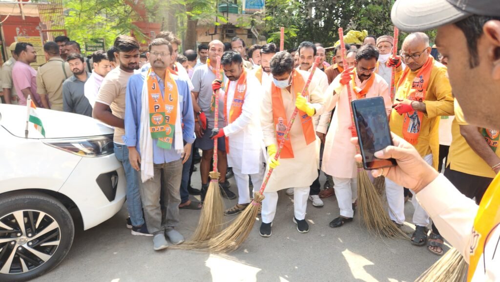 स्वच्छता के संकल्प में जुटे भाजपा कार्यकर्ता, मंत्री दयाशंकर मिश्र दयालु ने खुद उठाई झाड़ू 