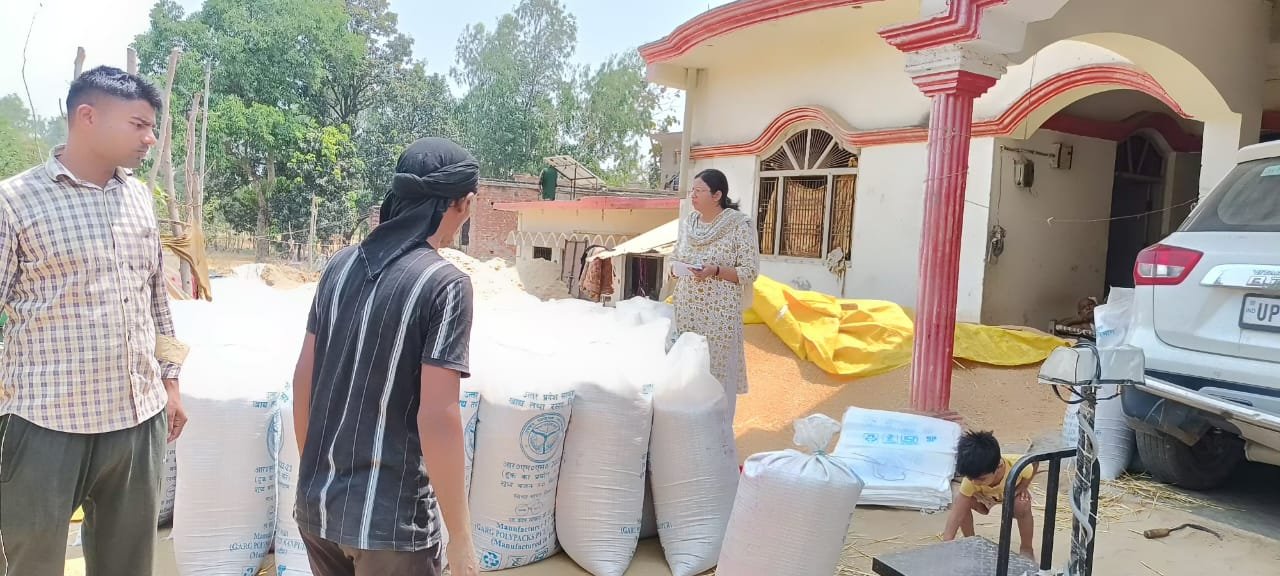 अवकाश में भी मोबाइल क्रय केंद्र के माध्यम से किसानों से जारी रहा संवाद