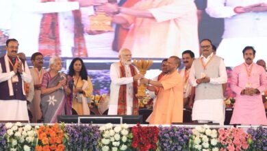 मुख्यमंत्री योगी आदित्यनाथ ने वाराणसी आगमन पर प्रधानमंत्री नरेंद्र मोदी का किया स्वागत और अभिनंदन