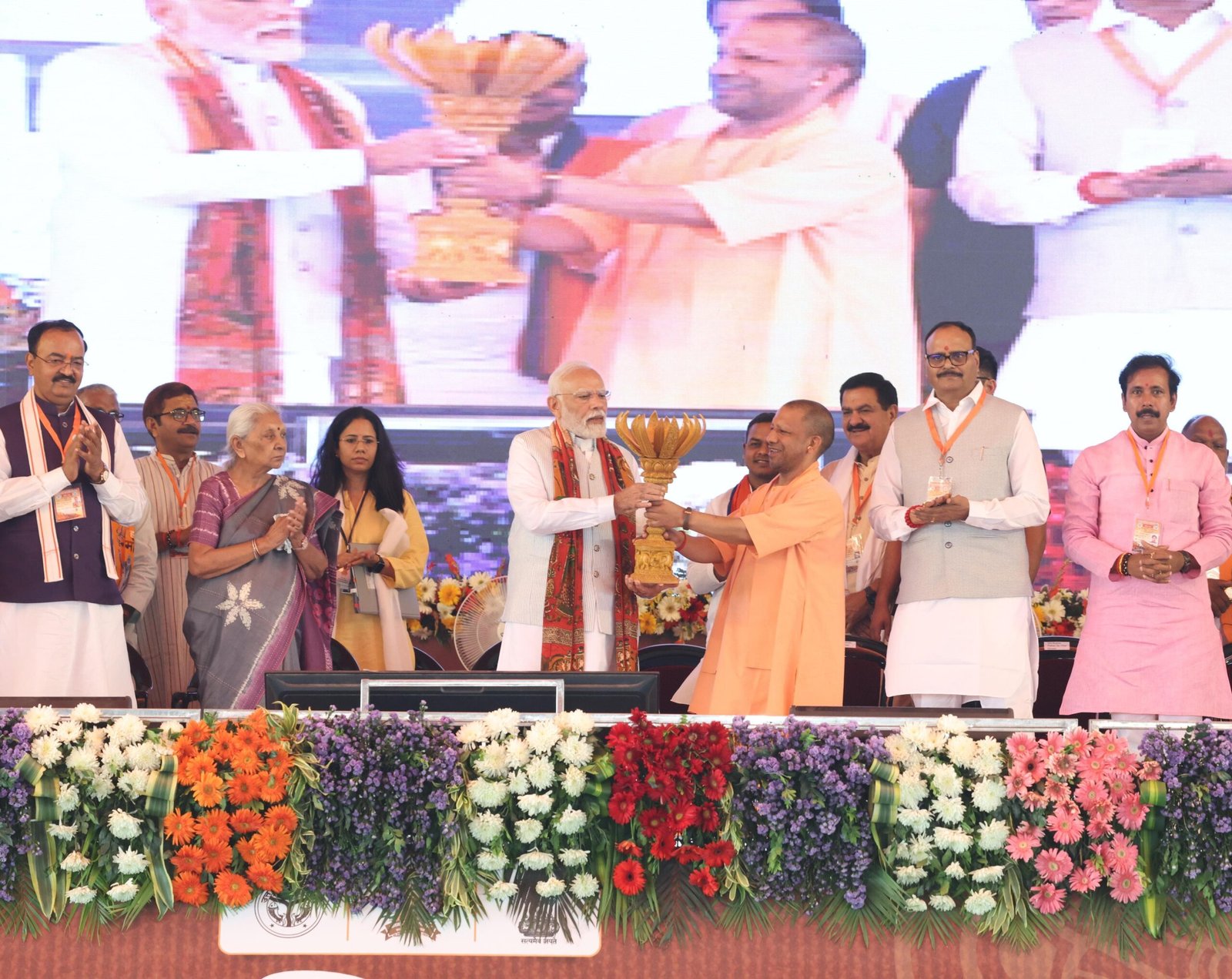 मुख्यमंत्री योगी आदित्यनाथ ने वाराणसी आगमन पर प्रधानमंत्री नरेंद्र मोदी का किया स्वागत और अभिनंदन