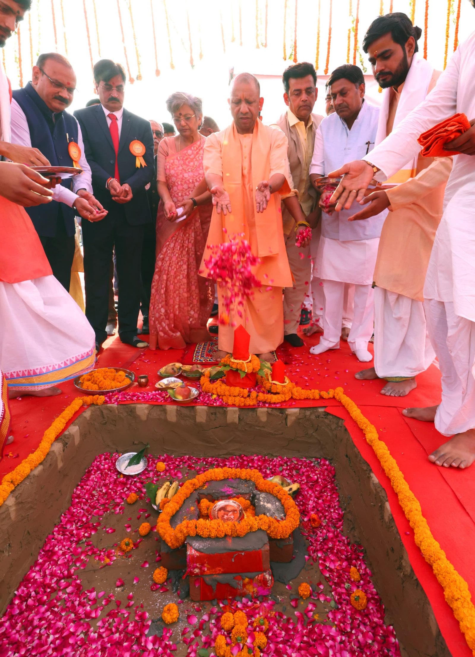 एम्स गोरखपुर में 500 बेड की क्षमता वाले विश्राम सदन का शिलान्यास किया सीएम योगी ने