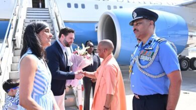 सीएम योगी ने अमेरिकी उप राष्ट्रपति और उनके परिवार का पुष्पगुच्छ देकर किया स्वागत