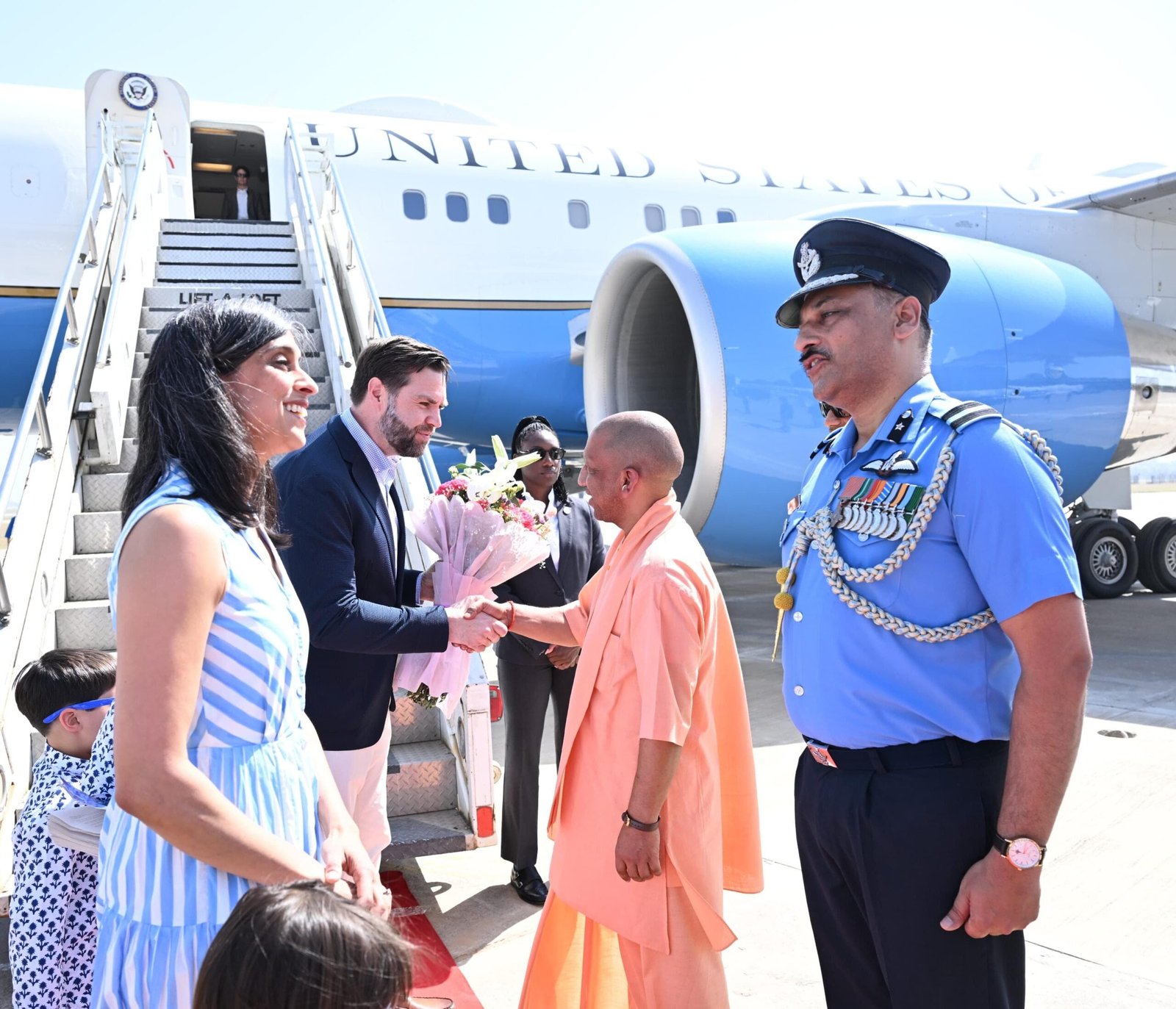सीएम योगी ने अमेरिकी उप राष्ट्रपति और उनके परिवार का पुष्पगुच्छ देकर किया स्वागत
