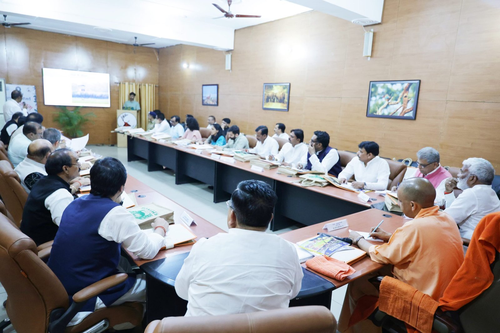बोले- ईको टूरिज्म के केंद्र के रूप में दुधवा टाइगर रिजर्व को विकसित करने के लिए वन-पर्यटन विभाग मिलकर 15 दिन में तय करें प्लानिंग
