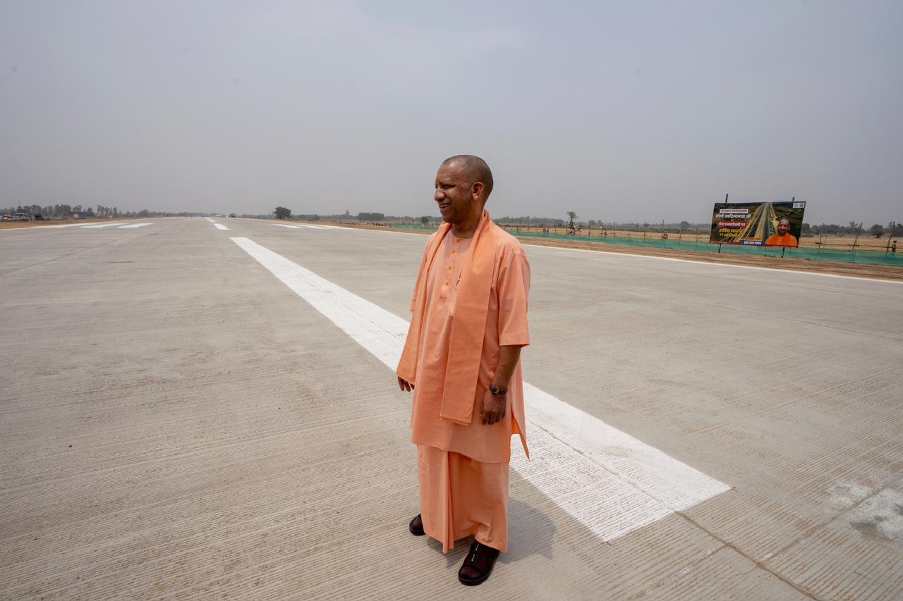 मुख्यमंत्री ने रविवार को 3.50 किलोमीटर लंबी आधुनिक हवाई पट्टी का निरीक्षण कर लिया जायजा