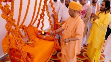 प्रभु श्रीराम के विग्रह की आरती उतारी, झूला झुलाया, की लोकमंगल की प्रार्थना