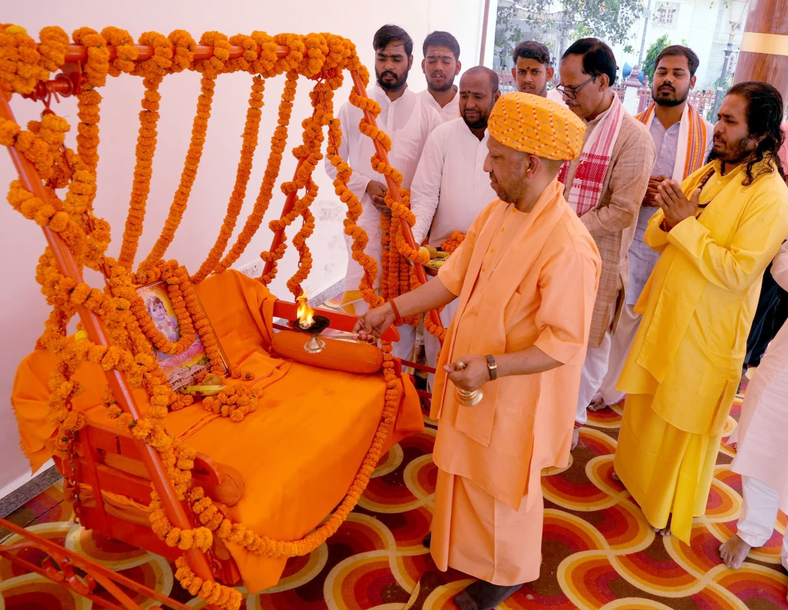 प्रभु श्रीराम के विग्रह की आरती उतारी, झूला झुलाया, की लोकमंगल की प्रार्थना