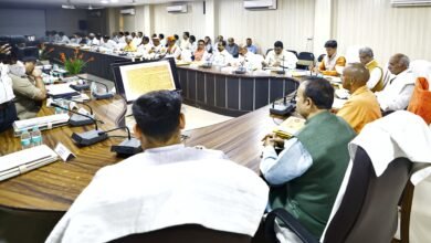 एकदिवसीय दौरे पर बरेली पहुंचे सीएम योगी ने विकास भवन सभागार में अफसरों व जनप्रतिनिधियों के साथ की समीक्षा बैठक