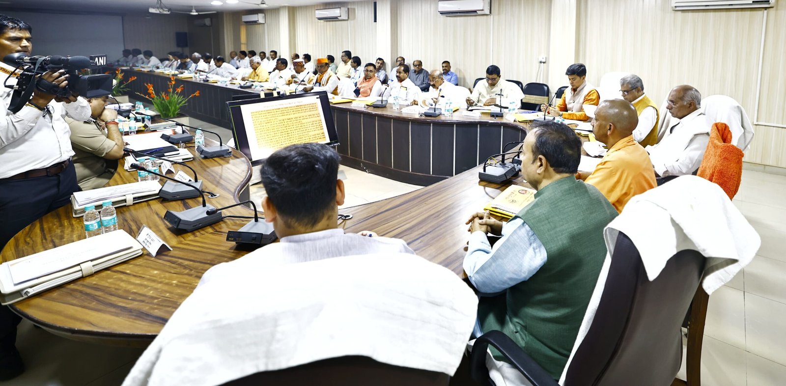 एकदिवसीय दौरे पर बरेली पहुंचे सीएम योगी ने विकास भवन सभागार में अफसरों व जनप्रतिनिधियों के साथ की समीक्षा बैठक
