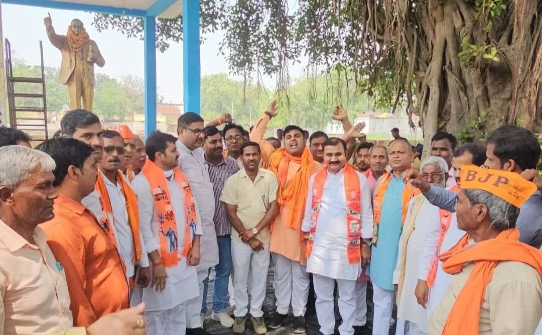 समारोह में डा. आम्बेडकर की प्रतिमा पर माल्यार्पण कर प्रस्तावना का किया सामूहिक वाचन