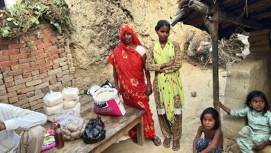 दृष्टिहीन बेटियों के परिवार का सहारा बने योगी, अफसरों से भिजवाया अनाज