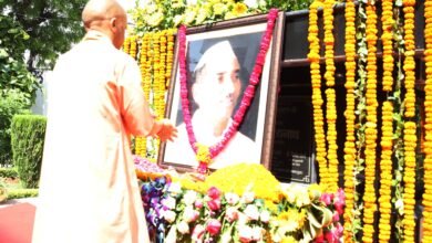 सीएम योगी ने पूर्व मुख्यमंत्री स्व. हेमवती नंदन बहुगुणा की जयंती पर उनकी प्रतिमा पर माल्यार्पण कर पुष्पांजलि अर्पित की