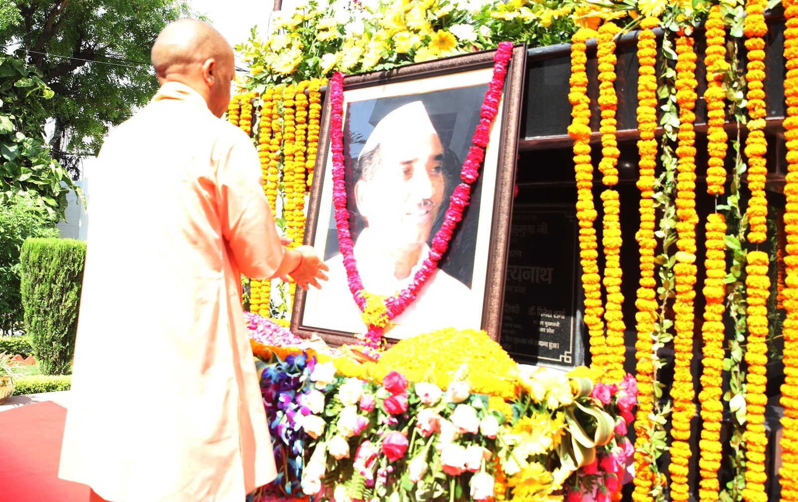 सीएम योगी ने पूर्व मुख्यमंत्री स्व. हेमवती नंदन बहुगुणा की जयंती पर उनकी प्रतिमा पर माल्यार्पण कर पुष्पांजलि अर्पित की