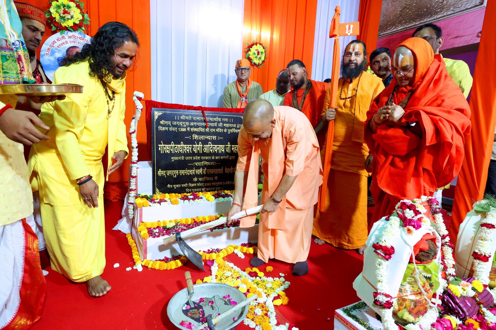 मुख्यमंत्री योगी आदित्यनाथ ने किया प्राचीन श्रीराम मंदिर का भूमि पूजन