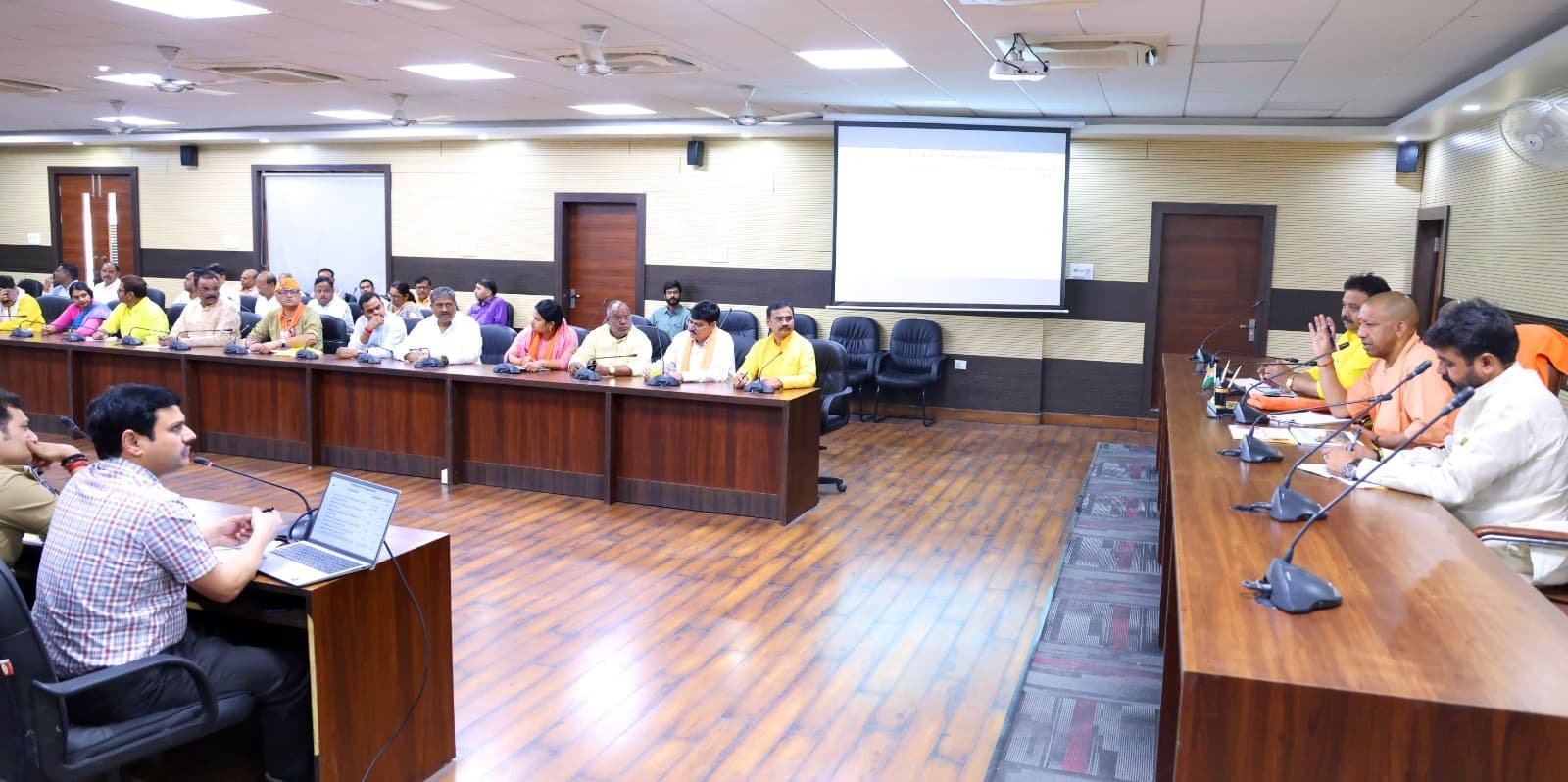 मुख्यमंत्री ने नमो घाट पर जमीन धसने की घटना का लिया संज्ञान गुणवत्ता की जांच कराकर शीघ्र मरम्मत के दिए निर्देश