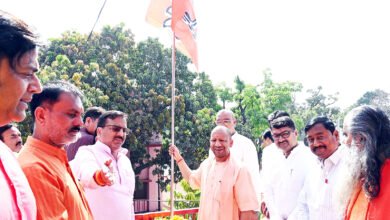 भाजपा के स्थापना दिवस पर सीएम योगी ने फहराया पार्टी का झंडा