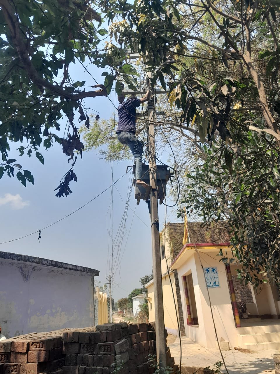 वर्षों तक अंधेरे में रहने वाले 80 लोगों की आबादी वाले गांव में दिखाई दे रही रोशनी की नई किरण