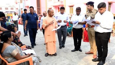 जनता दर्शन में सीएम योगी ने सुनीं 300 लोगों की समस्याएं