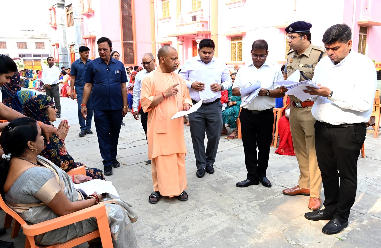 जनता दर्शन में सीएम योगी ने सुनीं 300 लोगों की समस्याएं