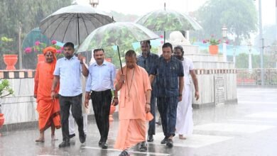 तेज बारिश के बावजूद सीएम योगी ने जारी रखा जनसेवा का अनुष्ठान