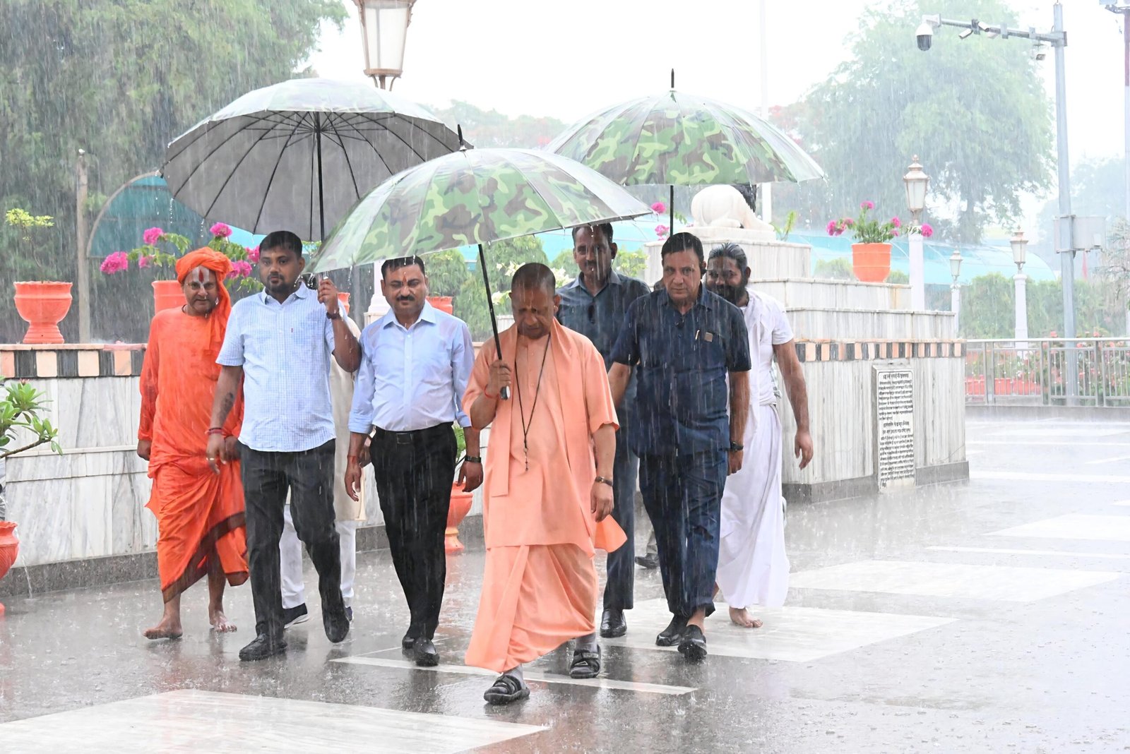 तेज बारिश के बावजूद सीएम योगी ने जारी रखा जनसेवा का अनुष्ठान