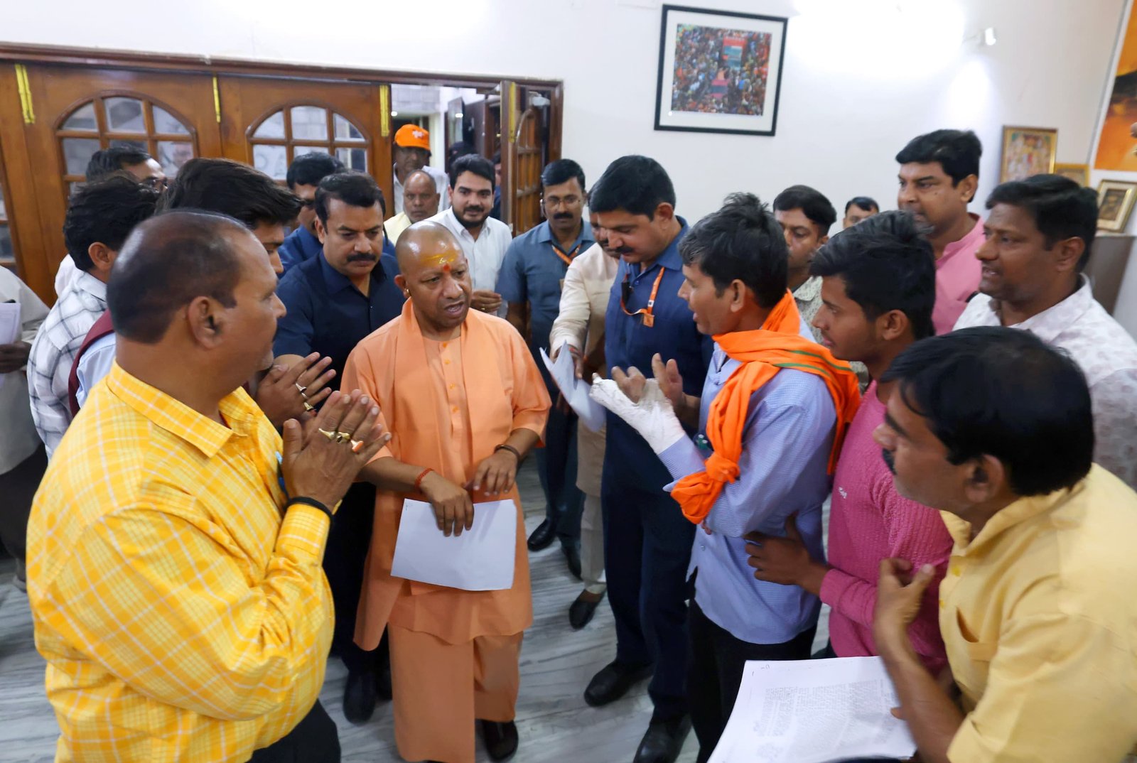 अचानक पीएम के जनसंपर्क कार्यालय पहुंचे सीएम