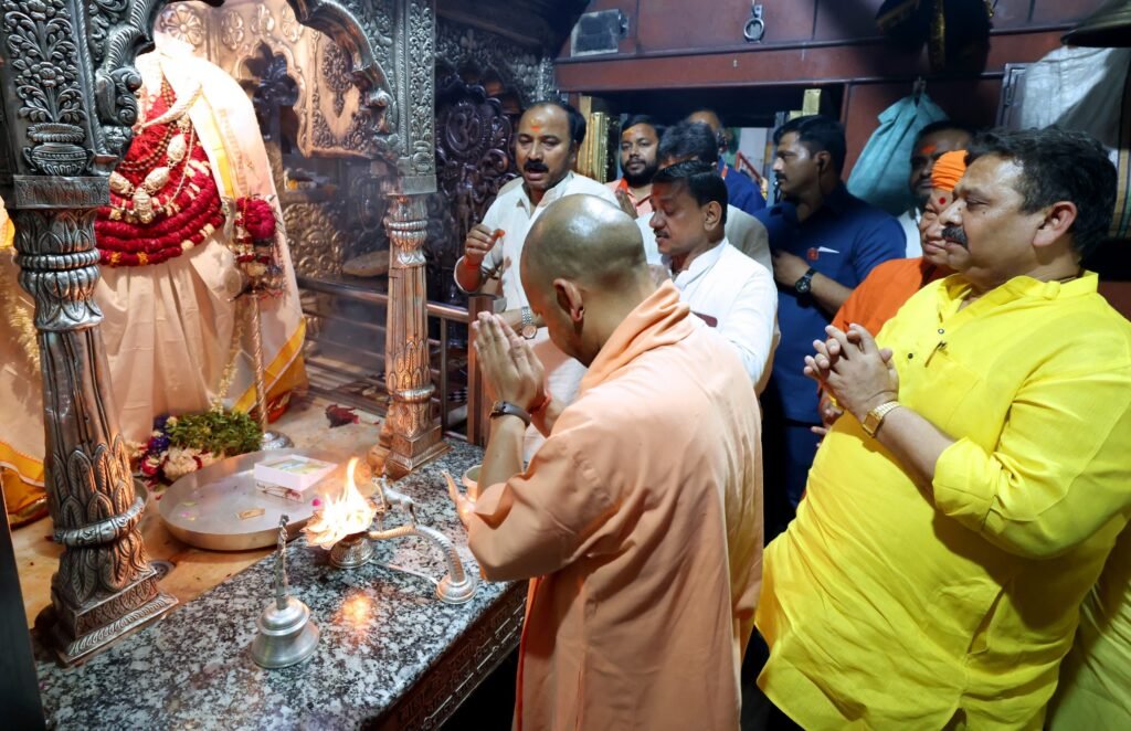 गोरक्षपीठाधीश्वर ने गुरुवार को काशी विश्वनाथ मंदिर व काल भैरव दरबार में टेका मत्था