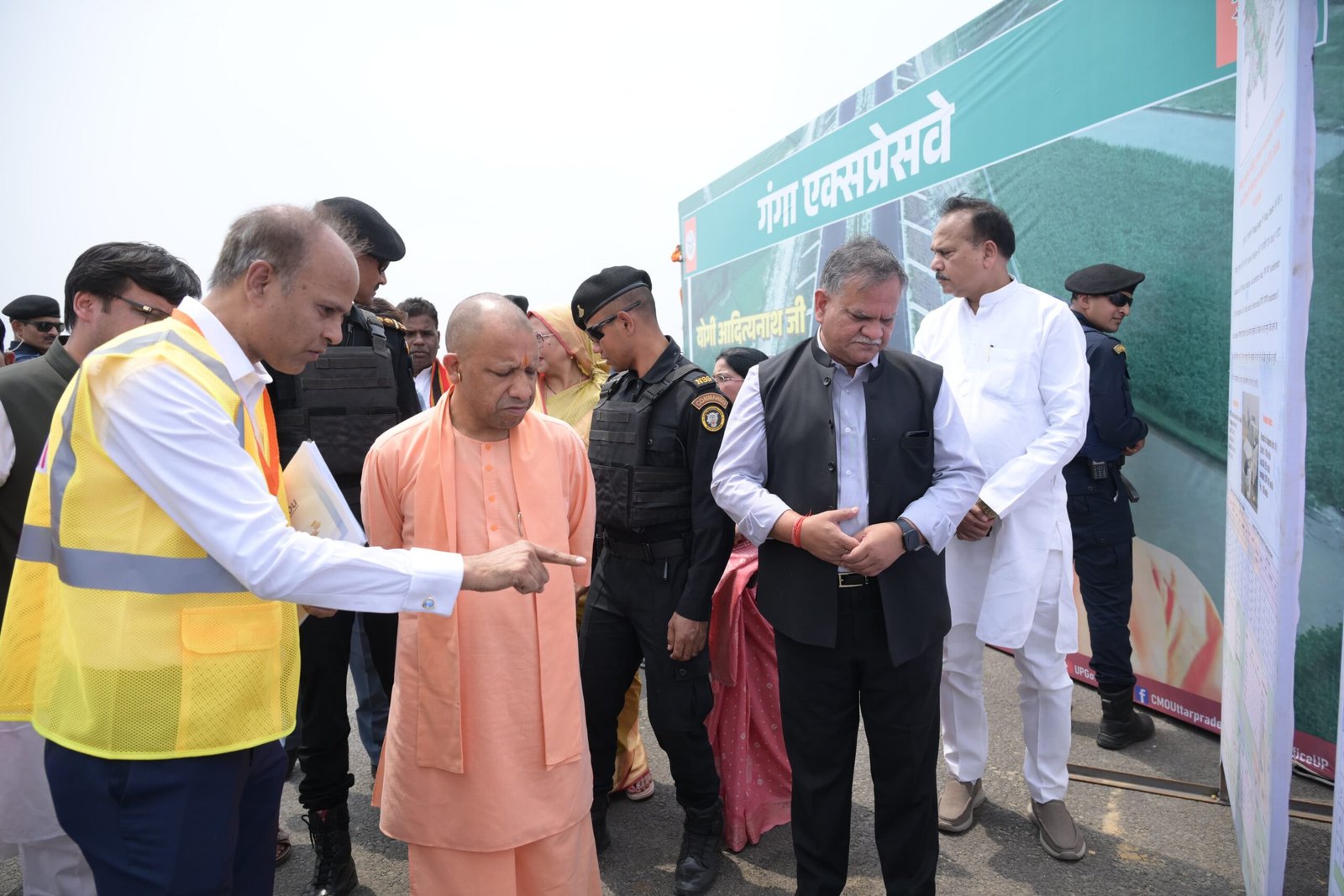 सीएम योगी ने निर्माणाधीन गंगा एक्सप्रेसवे का किया भ्रमण और प्रगति का लिया जायजा