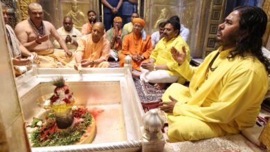 गोरक्षपीठाधीश्वर ने गुरुवार को काशी विश्वनाथ मंदिर व काल भैरव दरबार में टेका मत्था