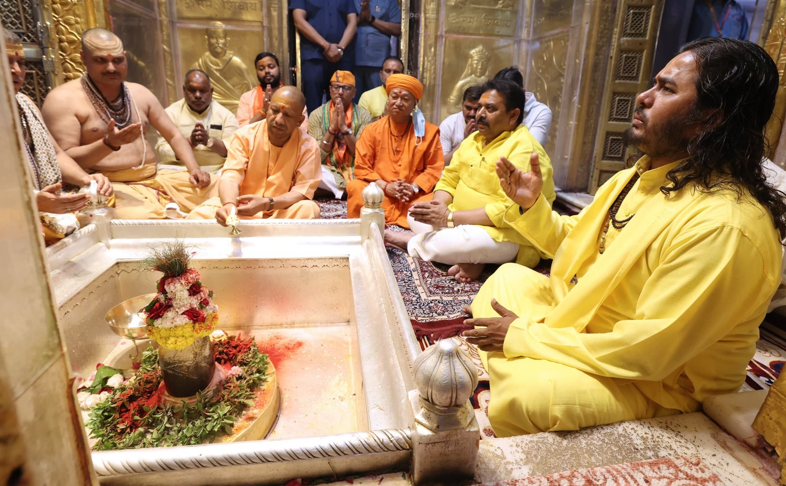 गोरक्षपीठाधीश्वर ने गुरुवार को काशी विश्वनाथ मंदिर व काल भैरव दरबार में टेका मत्था