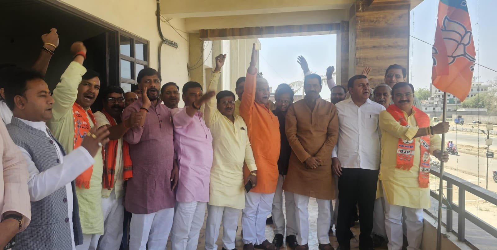 पार्टी की स्थापना दिवस पर कार्यालयों पर किया गया झंडारोहण,महापुरुषों को अर्पित की पुष्पांजलि, मिठाई बाटकर एक दुसरे को दी बधाई