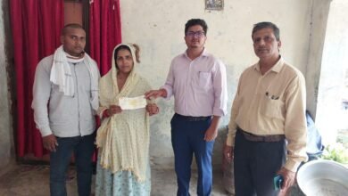 मुख्यमंत्री के निर्देश पर जिला प्रशासन ने प्रदान किया पांच लाख रुपये की आर्थिक सहायता का चेक