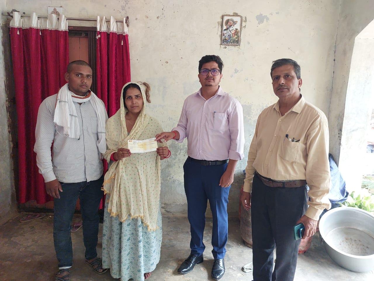 मुख्यमंत्री के निर्देश पर जिला प्रशासन ने प्रदान किया पांच लाख रुपये की आर्थिक सहायता का चेक