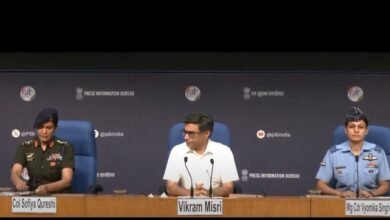 भारत ने आज कहा कि जम्मू कश्मीर के पहलगाम में 22 अप्रैल के आतंकवादी हमले के गुनहगारों को निशाना बना कर बीती रात सीमापार किये गये हमले की कार्रवाई नपी तुली, गैर उकसावे वाली एवं जिम्मेदाराना थी जिसका उद्देश्य आतंकवादी ढांचे को नेस्तनाबूद करना और आतंकवादियों को आगे किसी भी ऐसी हरकत के लिए अक्षम बनाना था।विदेश सचिव विक्रम मिस्री, कर्नल सोफिया कुरैशी एवं विंग कमांडर व्याेमिका सिंह ने आज यहां राष्ट्रीय मीडिया केन्द्र में देश को पांच एवं छह मई की दरमियानी रात को एक बज कर पांच मिनट से डेढ़ बजे तक चले ऑपरेशन सिंदूर की जानकारी दी और इस बात पर भी जोर दिया कि यह कार्रवाई 25 अप्रैल को संयुक्त राष्ट्र सुरक्षा परिषद में पहलगाम हमले के बाबत जारी बयान की भावना के अनुरूप है।विदेश सचिव ने पहलगाम हमले की पृष्ठभूमि की पूरी जानकारी दी और कहा, “22 अप्रैल 2025 को लश्कर-ए-तैयबा से संबंधित पाकिस्तानी और पाकिस्तान प्रशिक्षित आतंकवादियों ने जम्मू-कश्मीर के पहलगाम में पर्यटकों पर हमला किया और 25 भारतीय नागरिकों और 1 नेपाली नागरिक की हत्या कर दी...उन्होंने लोगों को उनके परिवार के सदस्यों के सामने सिर में गोली मारी। परिवार के सदस्यों को जानबूझकर आघात पहुंचाया गया और उन्हें नसीहत दी गई कि वो वापस जाकर इस संदेश को पहुंचा दें। यह हमला स्पष्ट रूप से जम्मू-कश्मीर में बहाल हो रही सामान्य स्थिति को बाधित करने के उद्देश्य से किया गया था।”श्री मिस्री ने कहा, “पाकिस्तान आधारित आतंकवादी मॉड्यूल पर हमारी खुफिया निगरानी ने संकेत दिया है कि भारत पर आगे भी हमले हो सकते हैं, अत: इन्हें रोकना और इसने निपटना दोनों को बेहद आवश्यक समझा गया। आज सुबह भारत ने इस तरह के सीमा पार हमलों का जवाब देने और उन्हें रोकने तथा उनका प्रतिरोध करने के अपने अधिकार का प्रयोग किया है।”विदेश सचिव ने कहा कि 25 अप्रैल को संयुक्त राष्ट्र सुरक्षा परिषद के प्रेस वक्तव्य में टीआरएफ (दि रज़िस्टेंस फ्रंट) के संदर्भ को हटाने के लिए पाकिस्तान के दबाव पर भी ध्यान दिया जाना चाहिए। पहलगाम आतंकी हमले की जांच से पाकिस्तान के साथ आतंकवादियों के संपर्क उजागर हुए हैं। भारत की कार्रवाई इसी प्रेस वक्तव्य की भावना के अनुरूप है।कर्नल सोफिया कुरैशी ने कहा, “22 अप्रैल को पहलगाम में हुए आतंकी हमले में मारे गए मासूम नागरिकों और उनके परिवारों को न्याय देने के लिए 'ऑपरेशन सिंदूर' चलाया गया। इस कार्रवाई में 9 आतंकवादी शिविरों को निशाना बनाया गया और पूरी तरह से इसे बर्बाद कर दिया गया।”