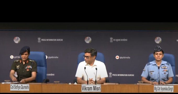 भारत ने आज कहा कि जम्मू कश्मीर के पहलगाम में 22 अप्रैल के आतंकवादी हमले के गुनहगारों को निशाना बना कर बीती रात सीमापार किये गये हमले की कार्रवाई नपी तुली, गैर उकसावे वाली एवं जिम्मेदाराना थी जिसका उद्देश्य आतंकवादी ढांचे को नेस्तनाबूद करना और आतंकवादियों को आगे किसी भी ऐसी हरकत के लिए अक्षम बनाना था।विदेश सचिव विक्रम मिस्री, कर्नल सोफिया कुरैशी एवं विंग कमांडर व्याेमिका सिंह ने आज यहां राष्ट्रीय मीडिया केन्द्र में देश को पांच एवं छह मई की दरमियानी रात को एक बज कर पांच मिनट से डेढ़ बजे तक चले ऑपरेशन सिंदूर की जानकारी दी और इस बात पर भी जोर दिया कि यह कार्रवाई 25 अप्रैल को संयुक्त राष्ट्र सुरक्षा परिषद में पहलगाम हमले के बाबत जारी बयान की भावना के अनुरूप है।विदेश सचिव ने पहलगाम हमले की पृष्ठभूमि की पूरी जानकारी दी और कहा, “22 अप्रैल 2025 को लश्कर-ए-तैयबा से संबंधित पाकिस्तानी और पाकिस्तान प्रशिक्षित आतंकवादियों ने जम्मू-कश्मीर के पहलगाम में पर्यटकों पर हमला किया और 25 भारतीय नागरिकों और 1 नेपाली नागरिक की हत्या कर दी...उन्होंने लोगों को उनके परिवार के सदस्यों के सामने सिर में गोली मारी। परिवार के सदस्यों को जानबूझकर आघात पहुंचाया गया और उन्हें नसीहत दी गई कि वो वापस जाकर इस संदेश को पहुंचा दें। यह हमला स्पष्ट रूप से जम्मू-कश्मीर में बहाल हो रही सामान्य स्थिति को बाधित करने के उद्देश्य से किया गया था।”श्री मिस्री ने कहा, “पाकिस्तान आधारित आतंकवादी मॉड्यूल पर हमारी खुफिया निगरानी ने संकेत दिया है कि भारत पर आगे भी हमले हो सकते हैं, अत: इन्हें रोकना और इसने निपटना दोनों को बेहद आवश्यक समझा गया। आज सुबह भारत ने इस तरह के सीमा पार हमलों का जवाब देने और उन्हें रोकने तथा उनका प्रतिरोध करने के अपने अधिकार का प्रयोग किया है।”विदेश सचिव ने कहा कि 25 अप्रैल को संयुक्त राष्ट्र सुरक्षा परिषद के प्रेस वक्तव्य में टीआरएफ (दि रज़िस्टेंस फ्रंट) के संदर्भ को हटाने के लिए पाकिस्तान के दबाव पर भी ध्यान दिया जाना चाहिए। पहलगाम आतंकी हमले की जांच से पाकिस्तान के साथ आतंकवादियों के संपर्क उजागर हुए हैं। भारत की कार्रवाई इसी प्रेस वक्तव्य की भावना के अनुरूप है।कर्नल सोफिया कुरैशी ने कहा, “22 अप्रैल को पहलगाम में हुए आतंकी हमले में मारे गए मासूम नागरिकों और उनके परिवारों को न्याय देने के लिए 'ऑपरेशन सिंदूर' चलाया गया। इस कार्रवाई में 9 आतंकवादी शिविरों को निशाना बनाया गया और पूरी तरह से इसे बर्बाद कर दिया गया।”