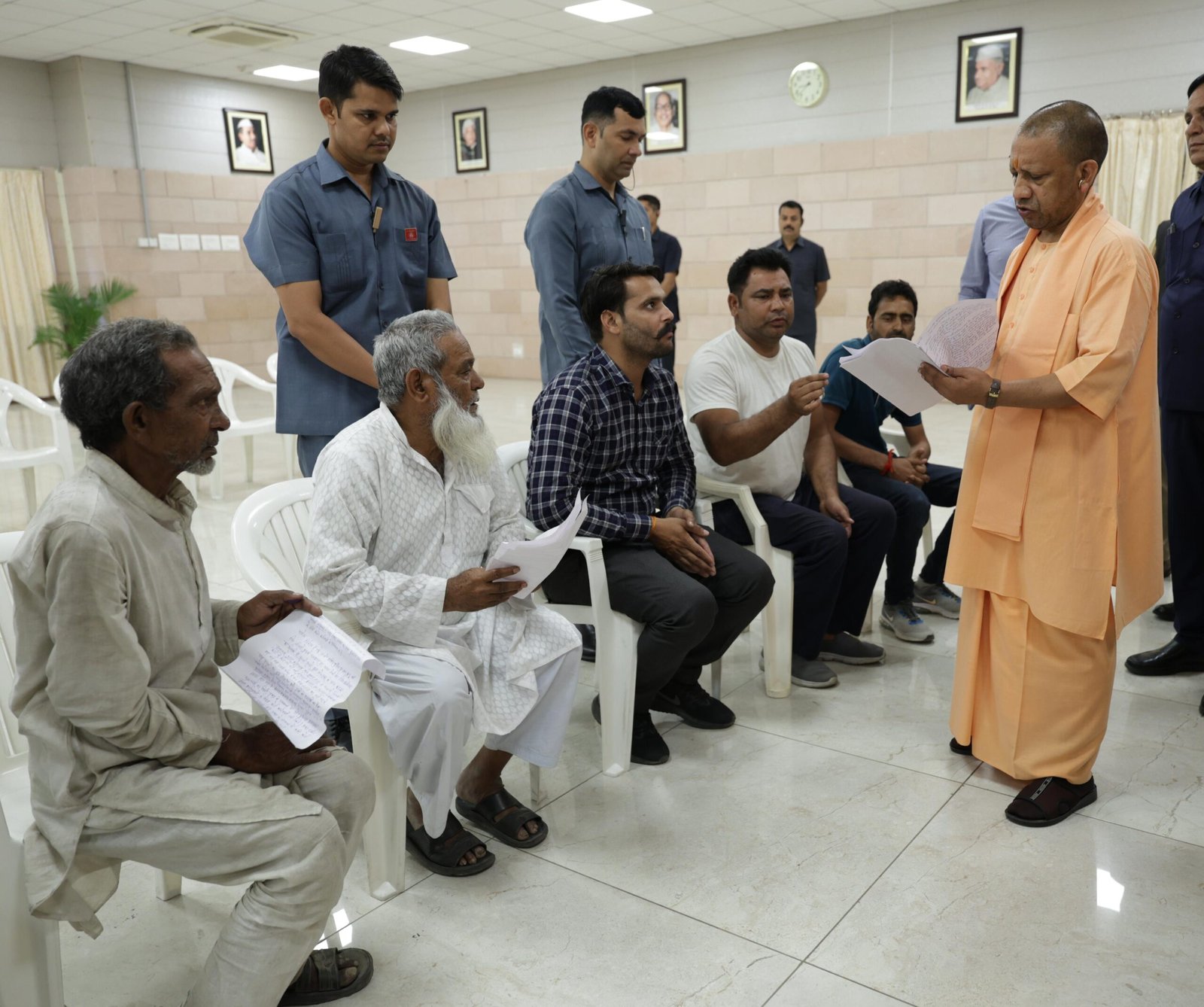 अन्य राज्यों के फरियादियों को भी योगी पर यकीन