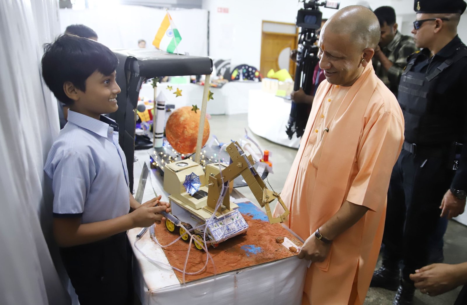 छात्रों को केवल ज्ञान नहीं, बल्कि उनमें देशभक्ति और नैतिकता रोपना भी शिक्षकों का उत्तरदायित्व