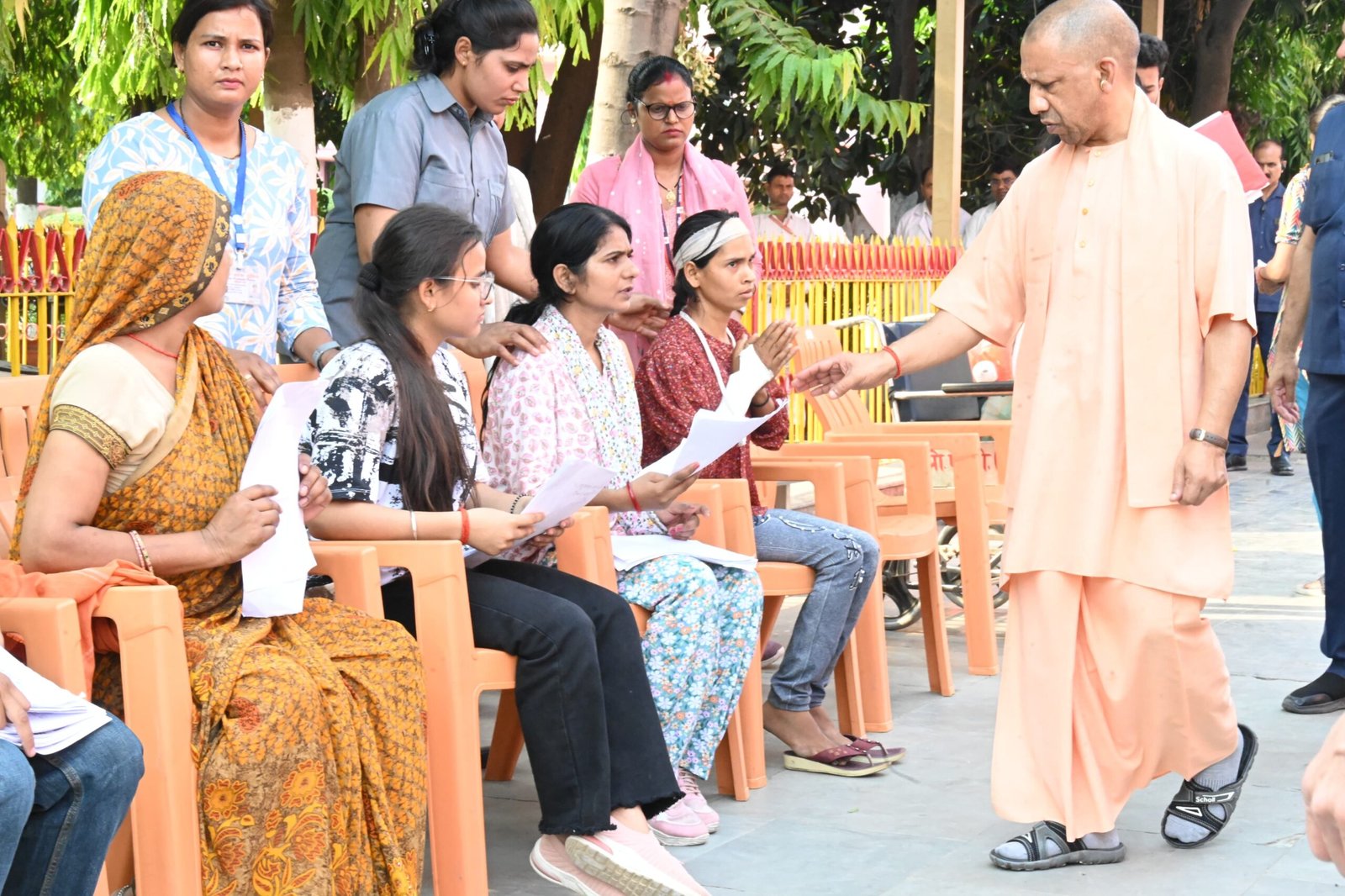 वंचितों को आवास और जरूरतमंदों को मुहैया कराएं इलाज : सीएम योगी