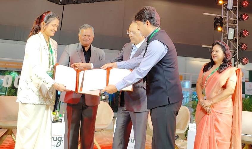 मुख्य सचिव मनोज कुमार सिंह और बलरामपुर चीनी मिल्स के चेयरमैन की उपस्थिति में हुआ करार