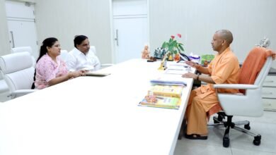 बेल्थरारोड नगर के विकास के लिए भाजपा नेता दिनेश गुप्ता के साथ सीएम से मिली नप चेयरमैन रेनू गुप्ता .