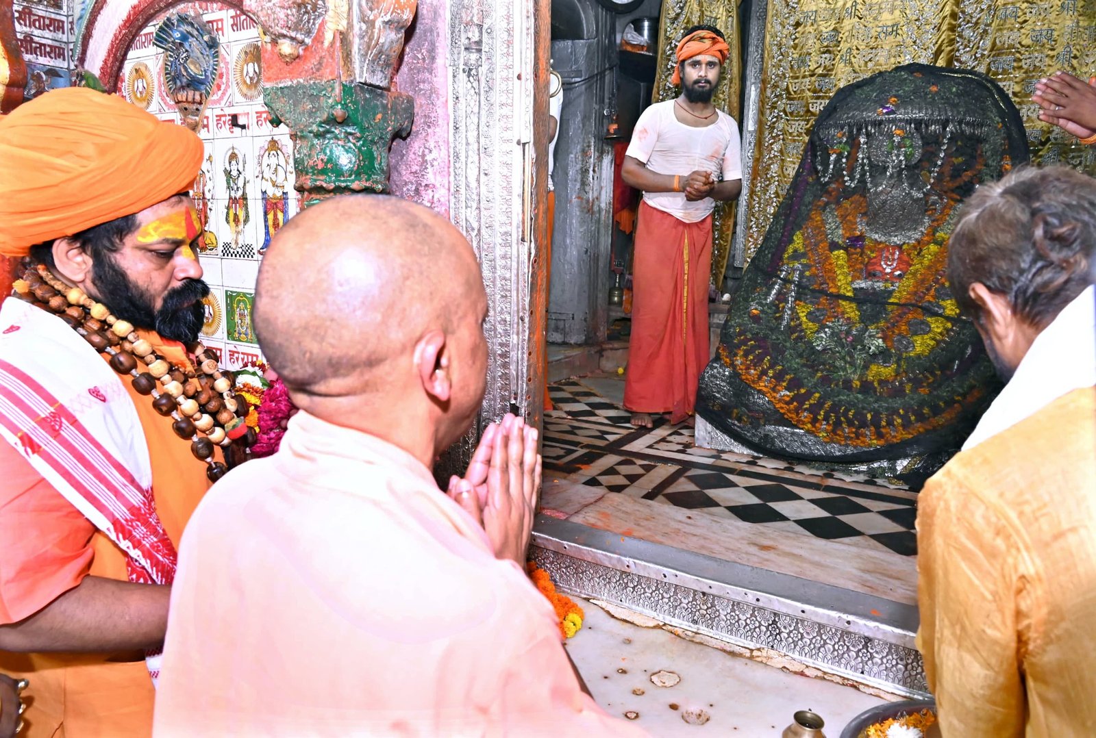 मुख्यमंत्री योगी आदित्यनाथ ने शनिवार को दर्शन-पूजन से किया अयोध्या दौरे का आगाज