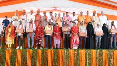 सामूहिक विवाह समारोह में सम्मिलित हुए सीएम योगी आदित्यनाथ, नव दम्पतियों को दिया आशीर्वाद