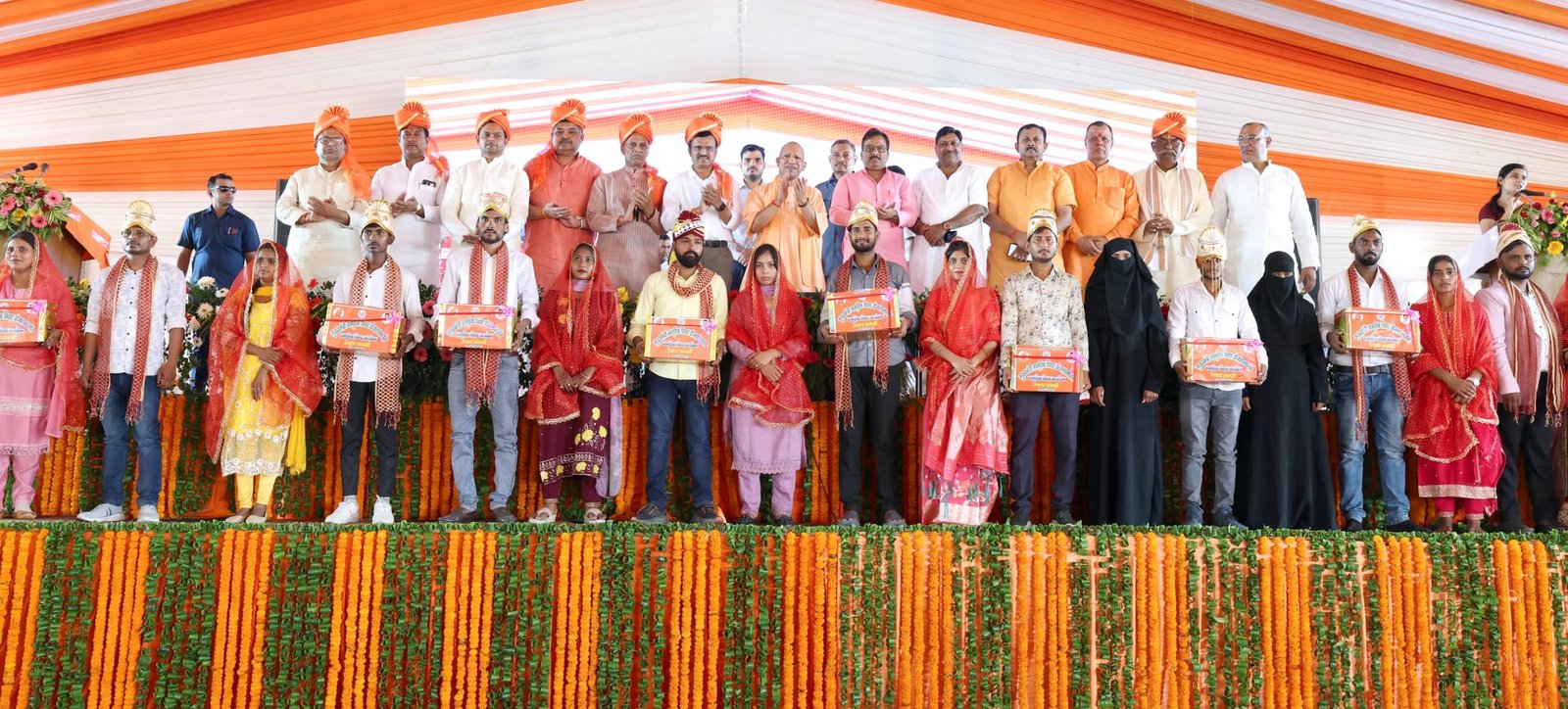 सामूहिक विवाह समारोह में सम्मिलित हुए सीएम योगी आदित्यनाथ, नव दम्पतियों को दिया आशीर्वाद