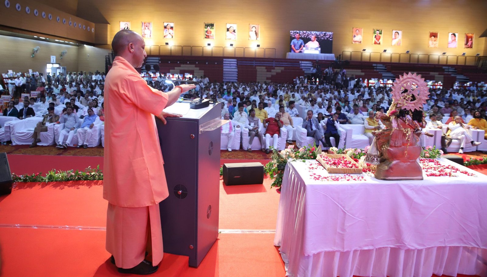 सीएम योगी ने कहा, राज्यपाल के संघर्षमय जीवन की शून्य से शिखर तक की प्रेरणादायक यात्रा है यह पुस्तक
