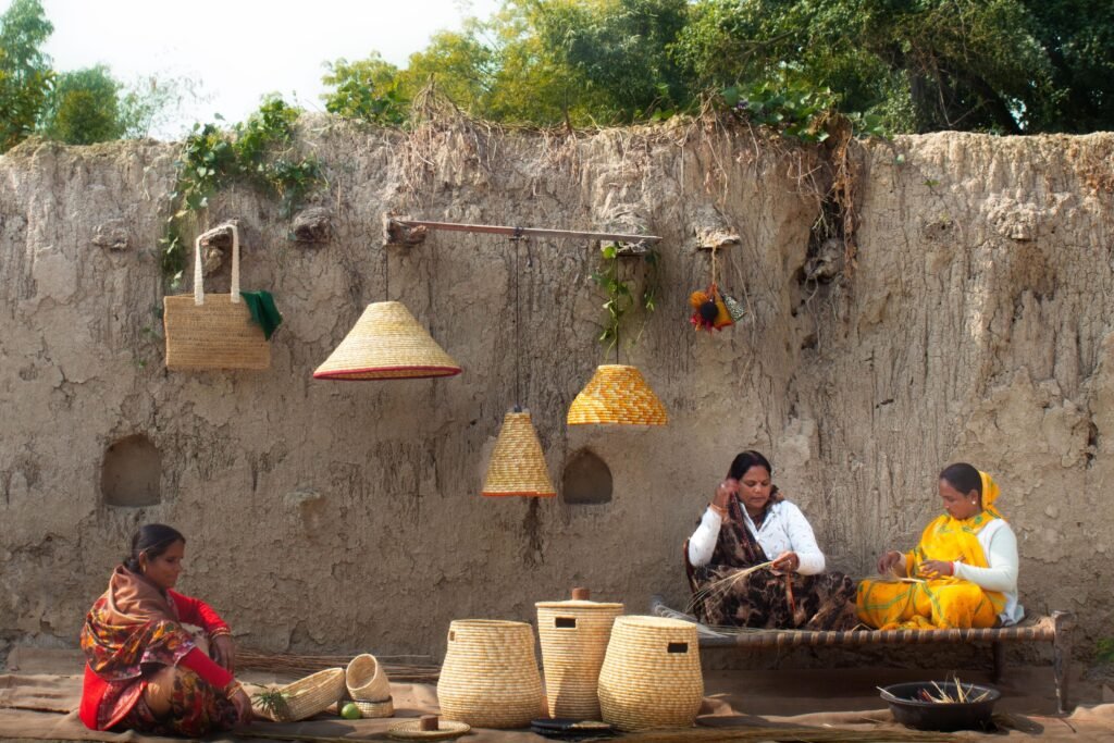 सीएम योगी के 'समुदाय' ने बदली ग्रामीण विकास की तस्वीर, गांव कर रहे शहरों को फेल