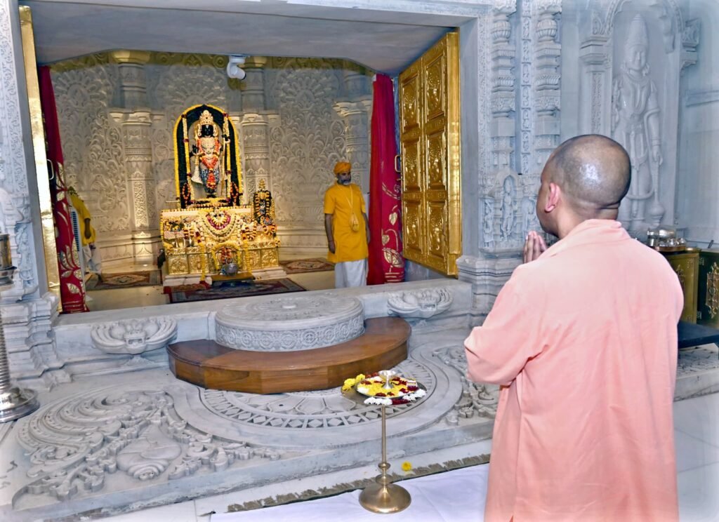 मुख्यमंत्री योगी आदित्यनाथ ने शनिवार को दर्शन-पूजन से किया अयोध्या दौरे का आगाज