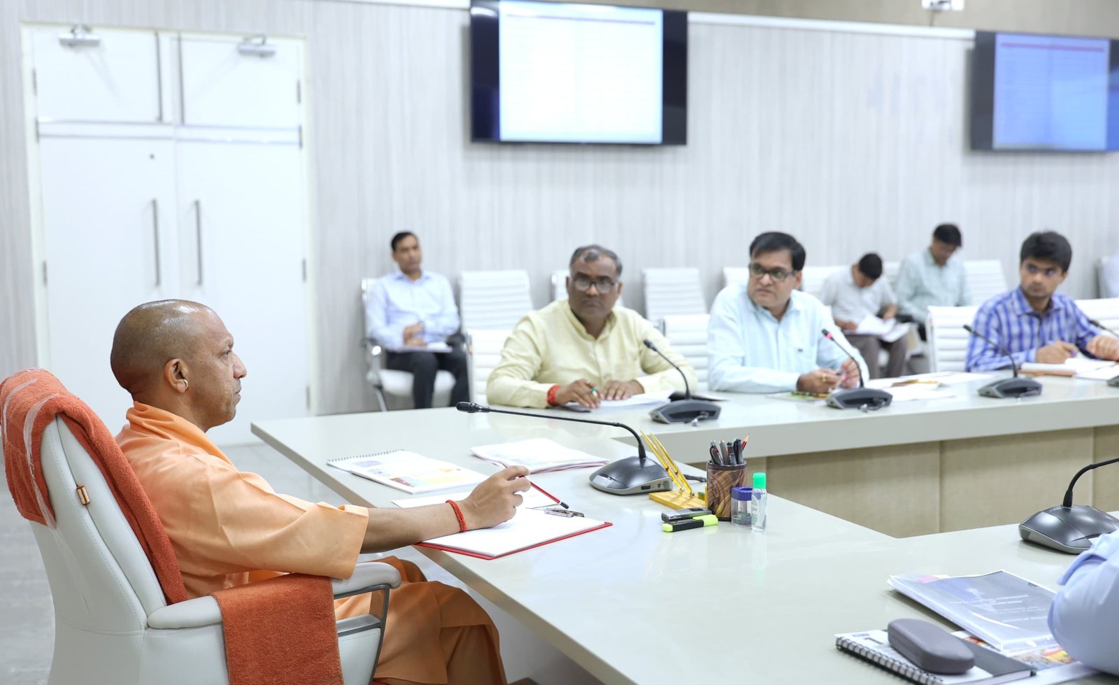 मुख्यमंत्री योगी आदित्यनाथ ने खेल विभाग, युवा कल्याण एवं प्रांतीय रक्षक दल विभाग की समीक्षा की