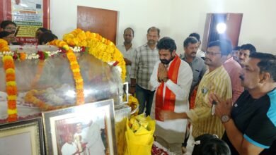 आयुष मंत्री ने बाबा शिवानंद के कबीर नगर स्थित शिवानंद आश्रम पहुंचकर व्यक्त की शोक श्रद्धांजलि